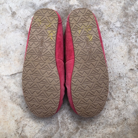 Minnetonka Slippers, Size 4 - Picture 8 of 8